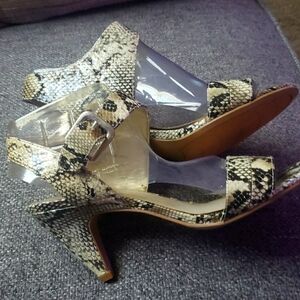 Bandolino short heel shoes, size 6, snake skin, NEW, never worn.